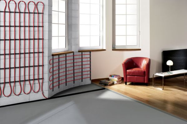 Eine Wand- und Fußbodenheizung in einem modernen Wohnraum sichtbar gemacht, die roten Heizungsrohre sind offen dargestellt.